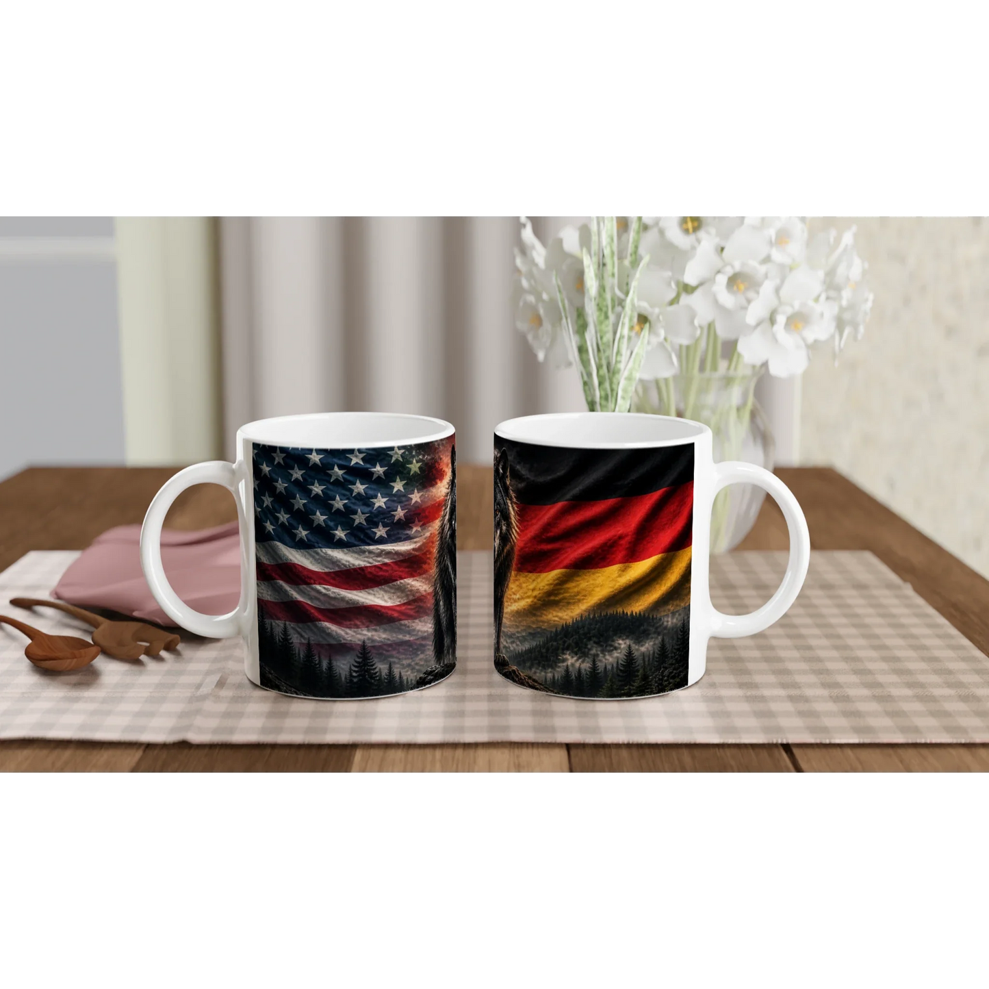Schwarzwald Wolf United Flags Tassenpaar mit Flaggenmotiv, US- und Deutschlandflaggen auf Tisch.