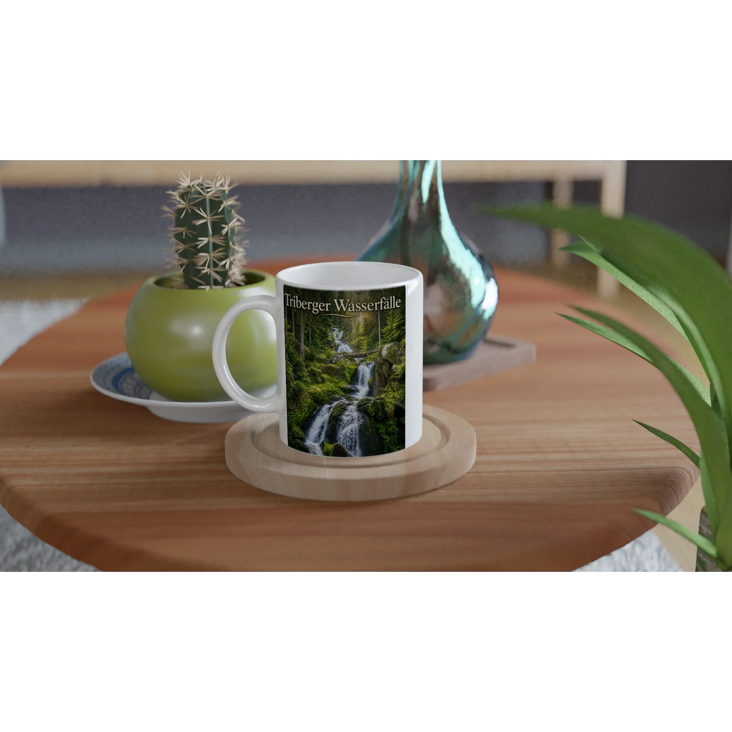 Triberger Wasserfälle Tasse – Keramikbecher mit Schwarzwald-Motiv auf weißem Henkelbecher.