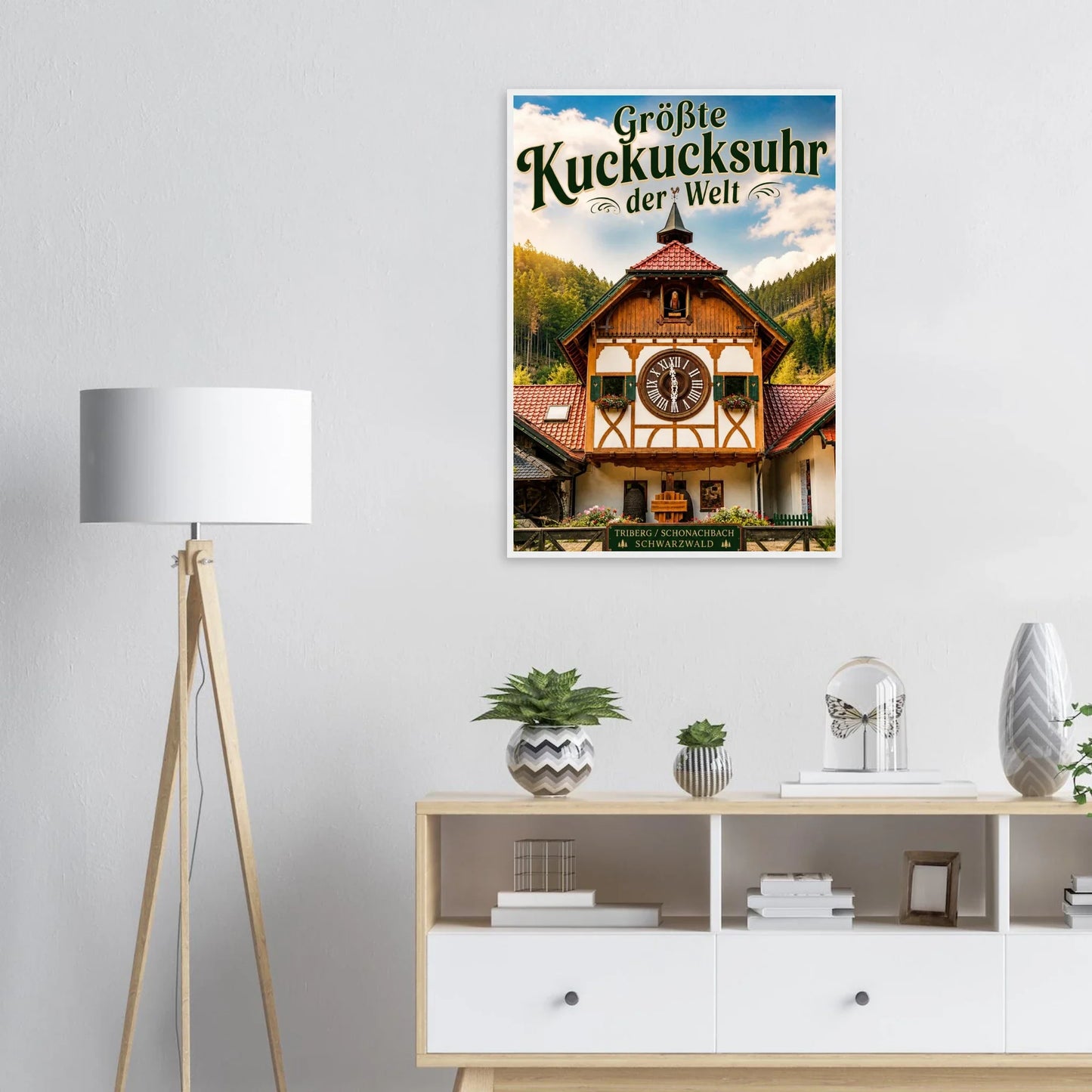 Poster Größte Kuckucksuhr der Welt mit Holzrahmen vor Schwarzwaldlandschaft
