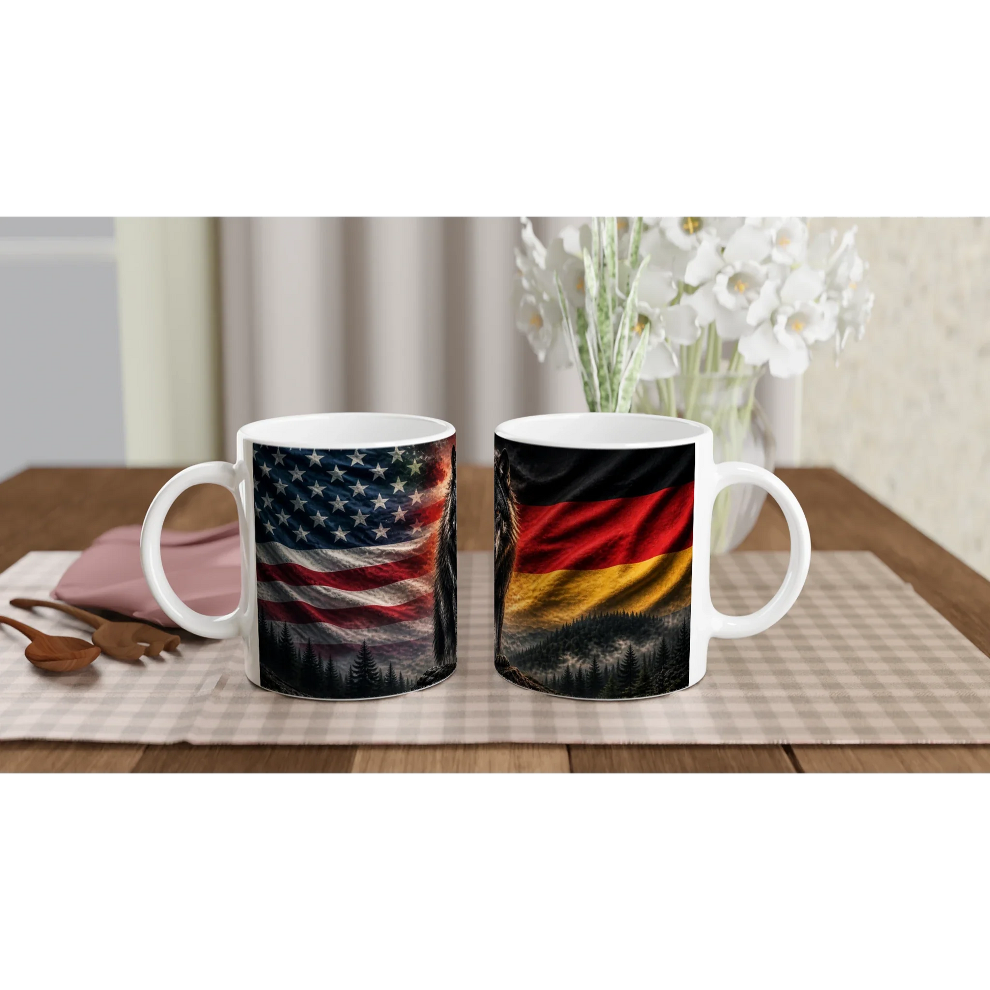Schwarzwald Wolf United Flags Tassenpaar mit Flaggenmotiv, US- und Deutschlandflaggen auf Tisch.
