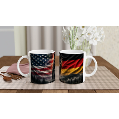 Schwarzwald Wolf United Flags Tassenpaar mit Flaggenmotiv, US- und Deutschlandflaggen auf Tisch.