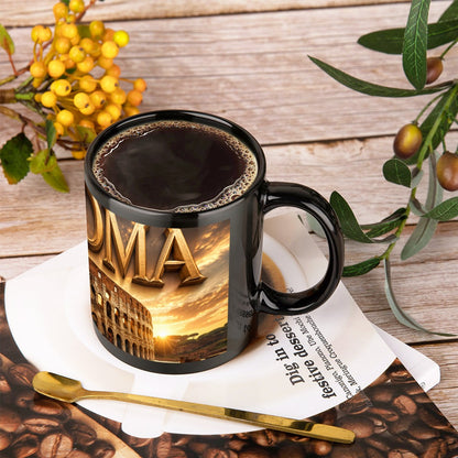 Colosseum Tasse: schwarzer Keramikbecher mit Rom-Motiv, goldene ROMA-Schrift und Sonnenuntergang über dem Kolosseum.