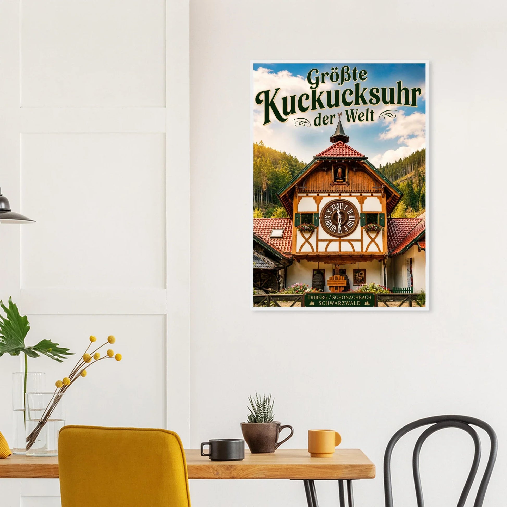 Größte Kuckucksuhr der Welt Poster mit Holzrahmen vor heller Wand, Triberg-Schwarzwald Motiv