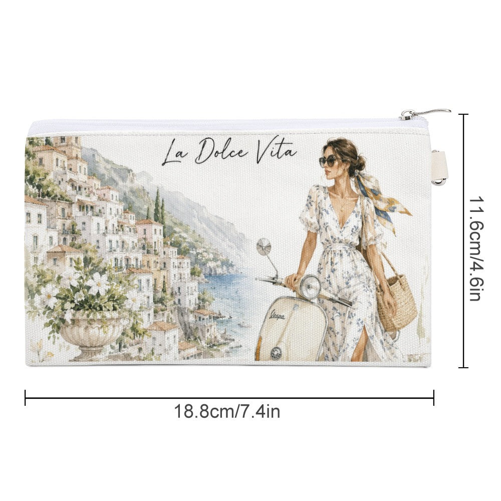 La Dolce Vita Kosmetiktasche – Italian Style: Dame in Sommerkleid neben Vespa, Zitronen und Küstenflair
