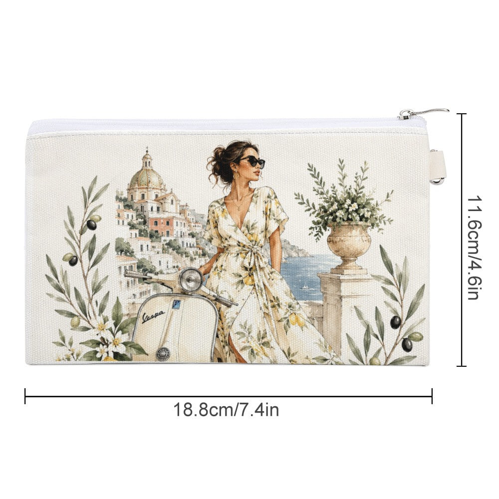 La Dolce Vita Kosmetiktasche im italienischen Stil: Frau in Blumenkleid an Vespa vor Küstenlandschaft, Zitronenzweige.