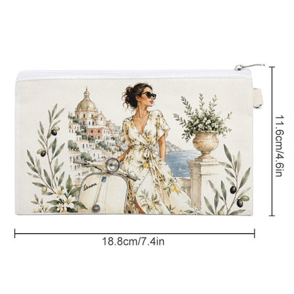 La Dolce Vita Kosmetiktasche im italienischen Stil: Frau in Blumenkleid an Vespa vor Küstenlandschaft, Zitronenzweige.