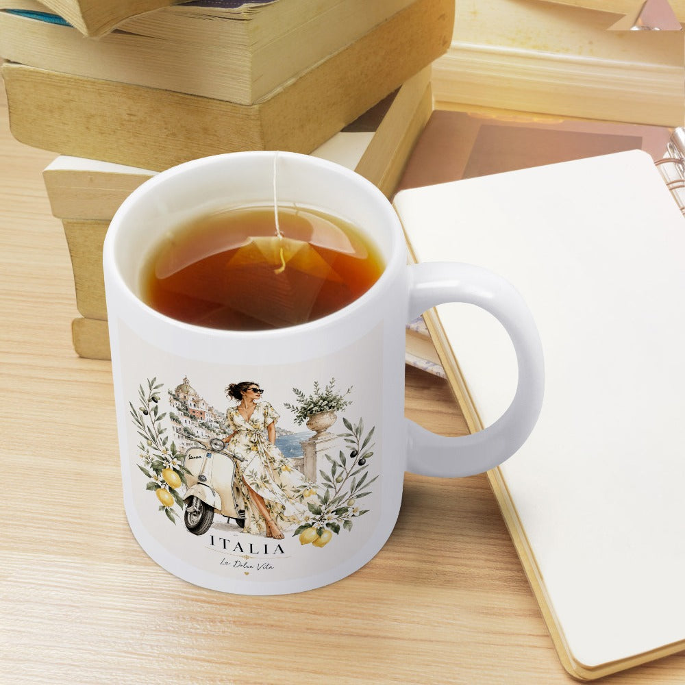 La Dolce Vita Tasse – Keramiktasse mit Italien-Motiv: Vespa, Zitronen und Küstenflair.