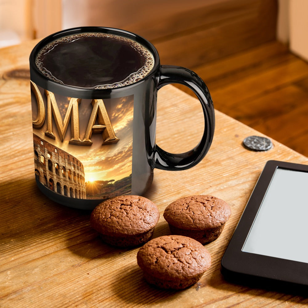 Colosseum Tasse – Keramikbecher mit Rom-Motiv, schwarzer Becher mit ROMA-Schrift und Colosseum-Abbildung.
