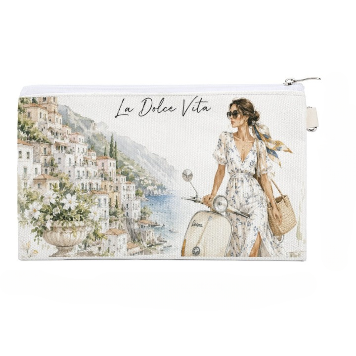 La Dolce Vita Kosmetiktasche – italienischer Stil mit Vespa, Zitronen und Küstenflair, Frau im Kleid neben Vespa