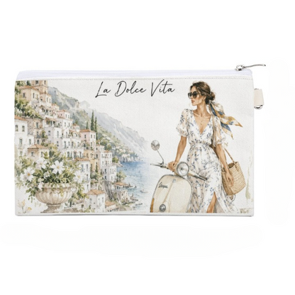 La Dolce Vita Kosmetiktasche – italienischer Stil mit Vespa, Zitronen und Küstenflair, Frau im Kleid neben Vespa
