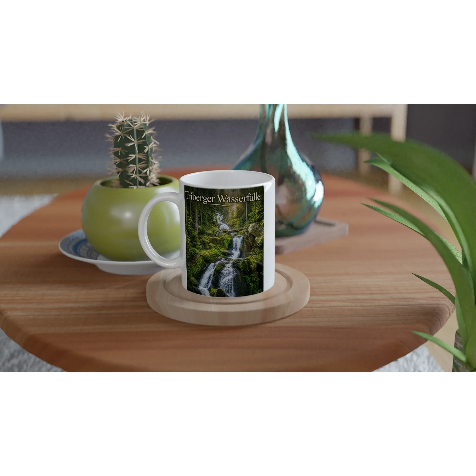 Triberger Wasserfälle Tasse – Keramikbecher mit Schwarzwald-Motiv auf weißem Henkelbecher.