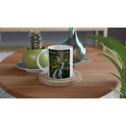 Triberger Wasserfälle Tasse – Keramikbecher mit Schwarzwald-Motiv auf weißem Henkelbecher.