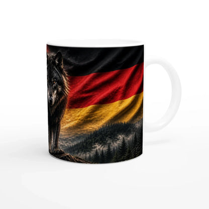 Schwarzwald Wolf – United Flags Tasse mit Wolf-Motiv und Flaggen-Design.
