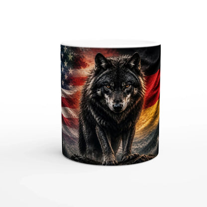 Schwarzwald Wolf – United Flags Tasse mit Wolfmotiv vor Flaggen-Design, glänzend